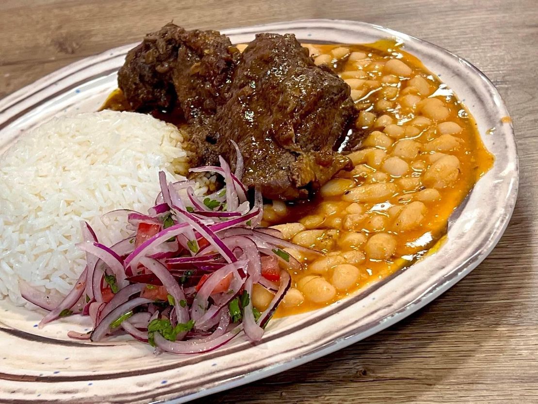 plato de comida peruana con carne y arroz