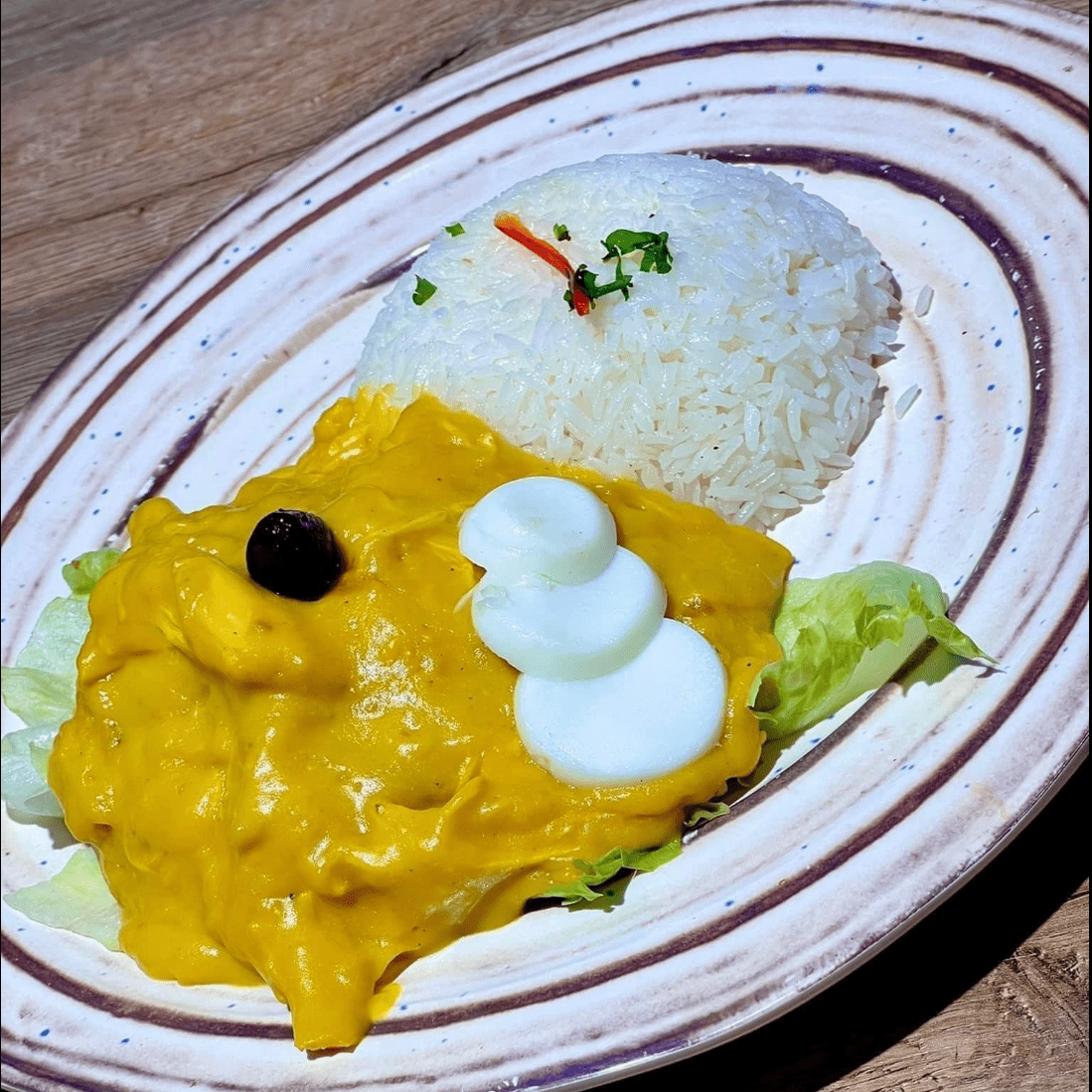 plato de comida peruana con arroz